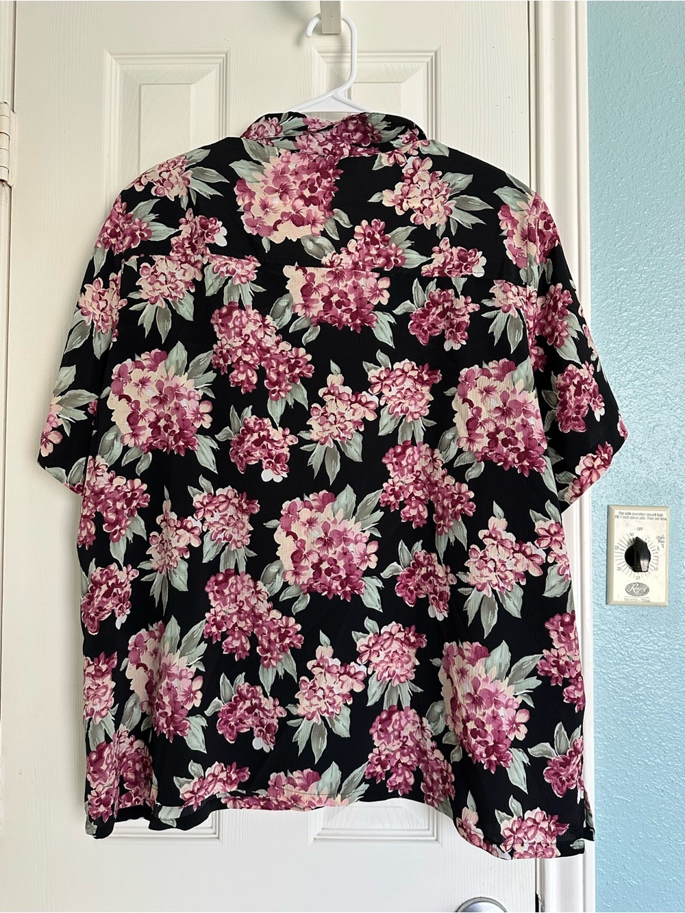 vintage Donnkenny Woman short-sleeve blouse black base and pink floral 3X - Picture 2 of 3